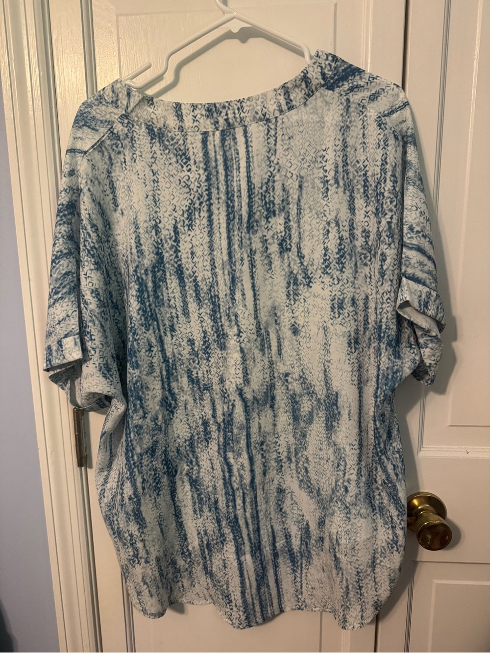Lightweight Blue Printed V-Neck Women's Top - Never Worn! - Picture 6 of 6